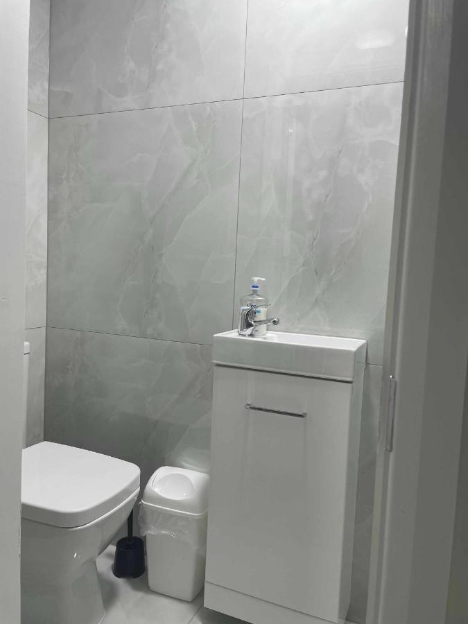 Studio Flat Private Bathroom Wc And Kitchenette London Exterior photo